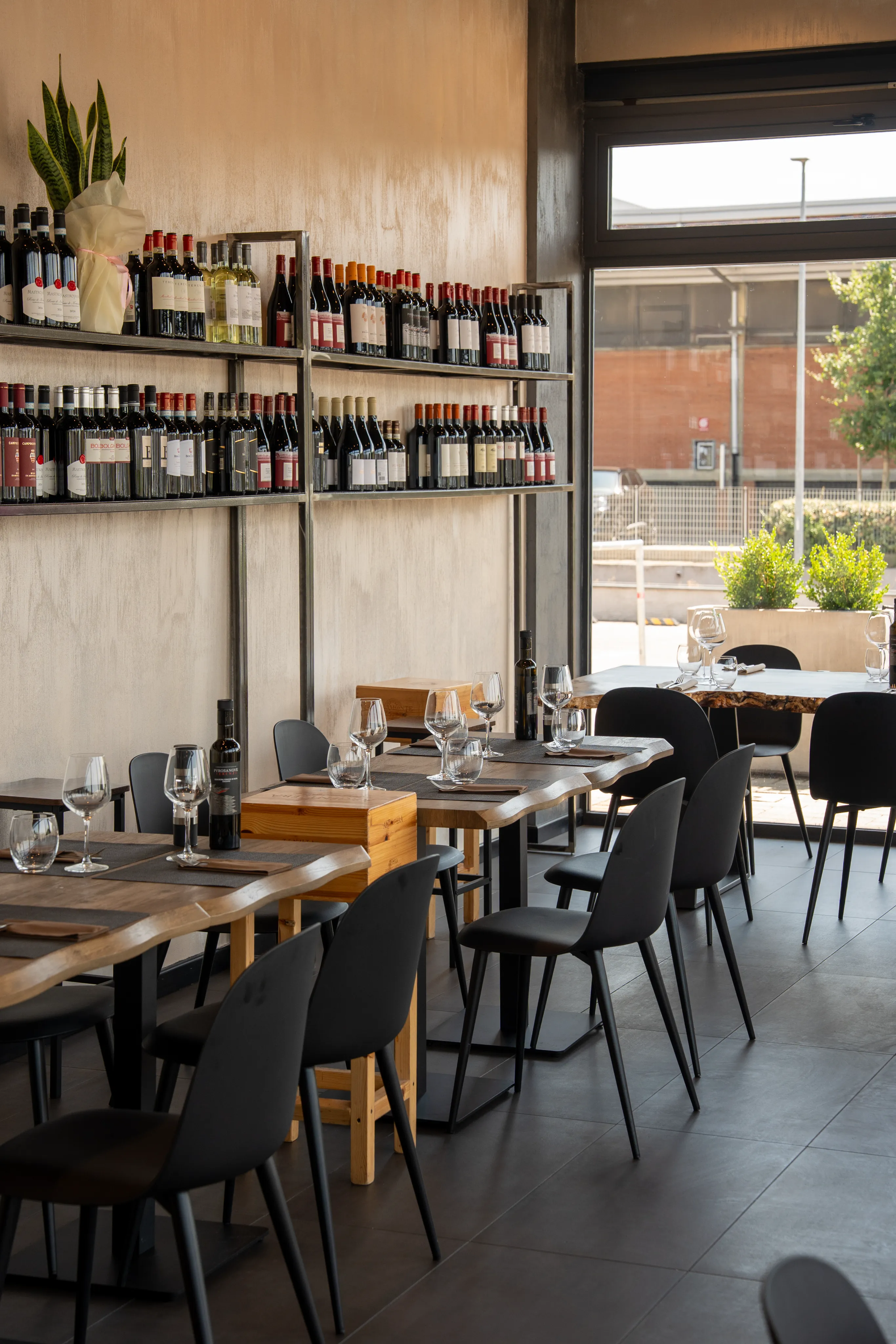 Sala del ristorante con tavoli e cantina