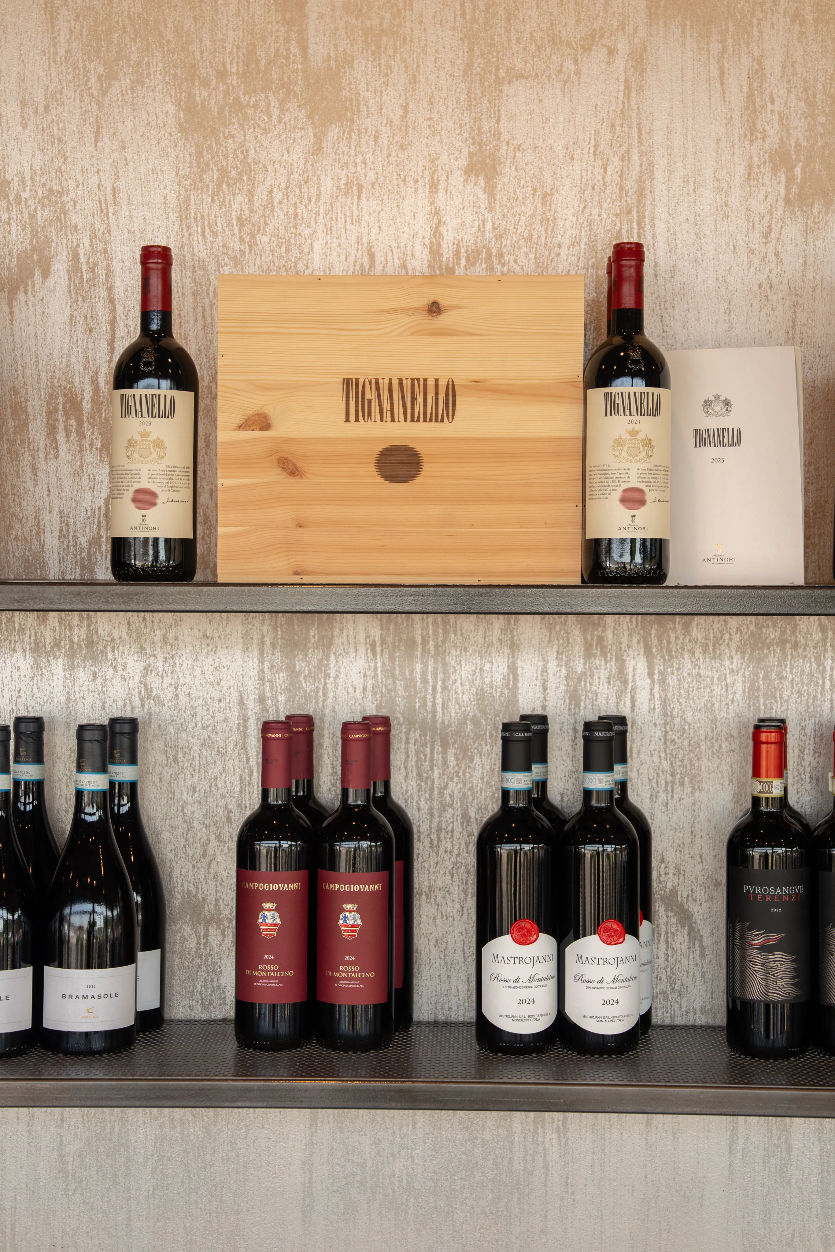 Bottiglie Tignanello e rossi toscani
