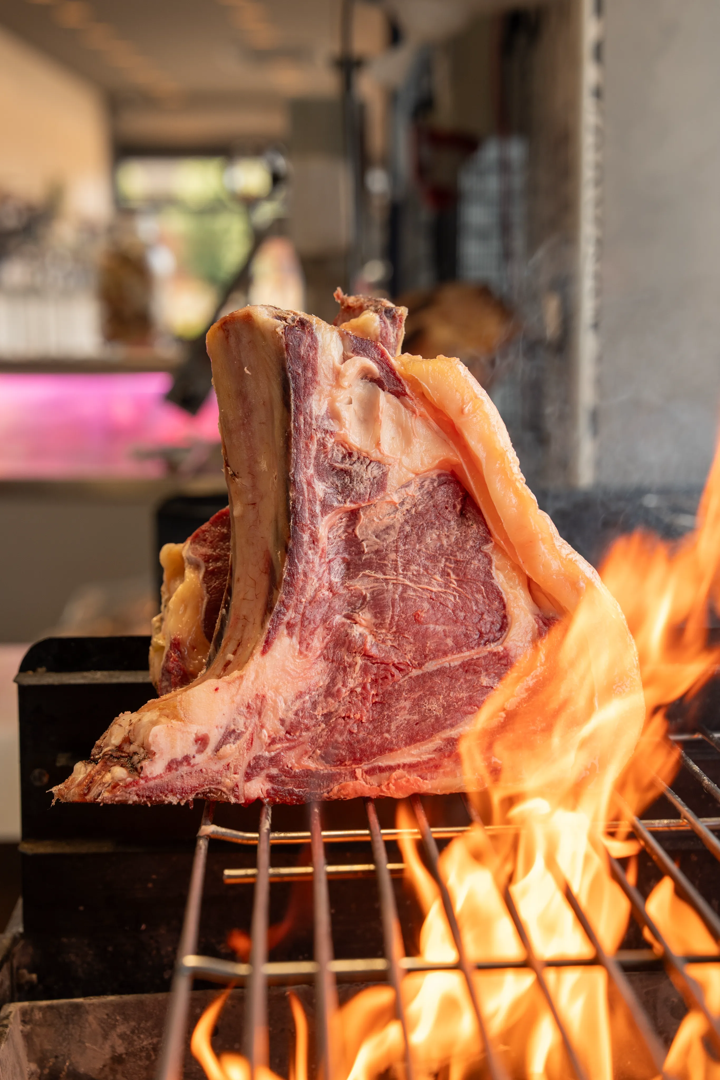 Bistecca sulla brace con fiamme
